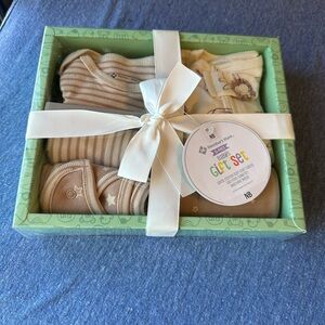 Member’s Mark 5 Piece New Born Baby Set.